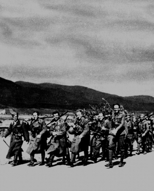 Soldaten der Armee des Slowakischen Nationalaufstands marschieren im Kampf gegen die deutsche Besatzungsmacht, Anfang September 1944.
(c) Militärarchiv, Bratislava. 