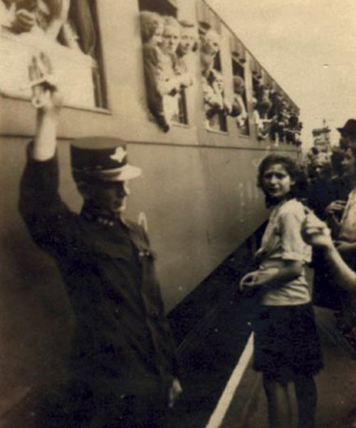 Abfahrt eines Transports mit Zwangsarbeiterinnen, České Budějovice (Budweis),
2. Juni 1942. © Deutsch-Tschechischer Zukunftsfonds
