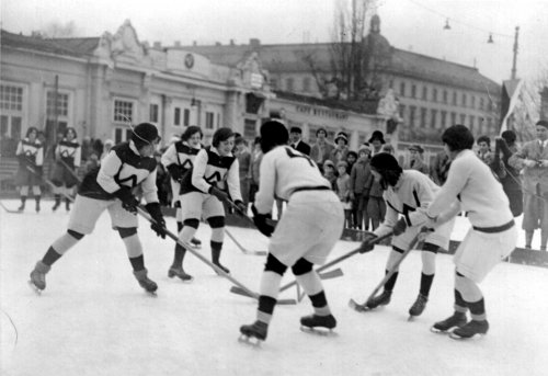 Das erste weibliche Eishockeyteam in Österreich, 1930/31. © Wiener Eislauf-Verein