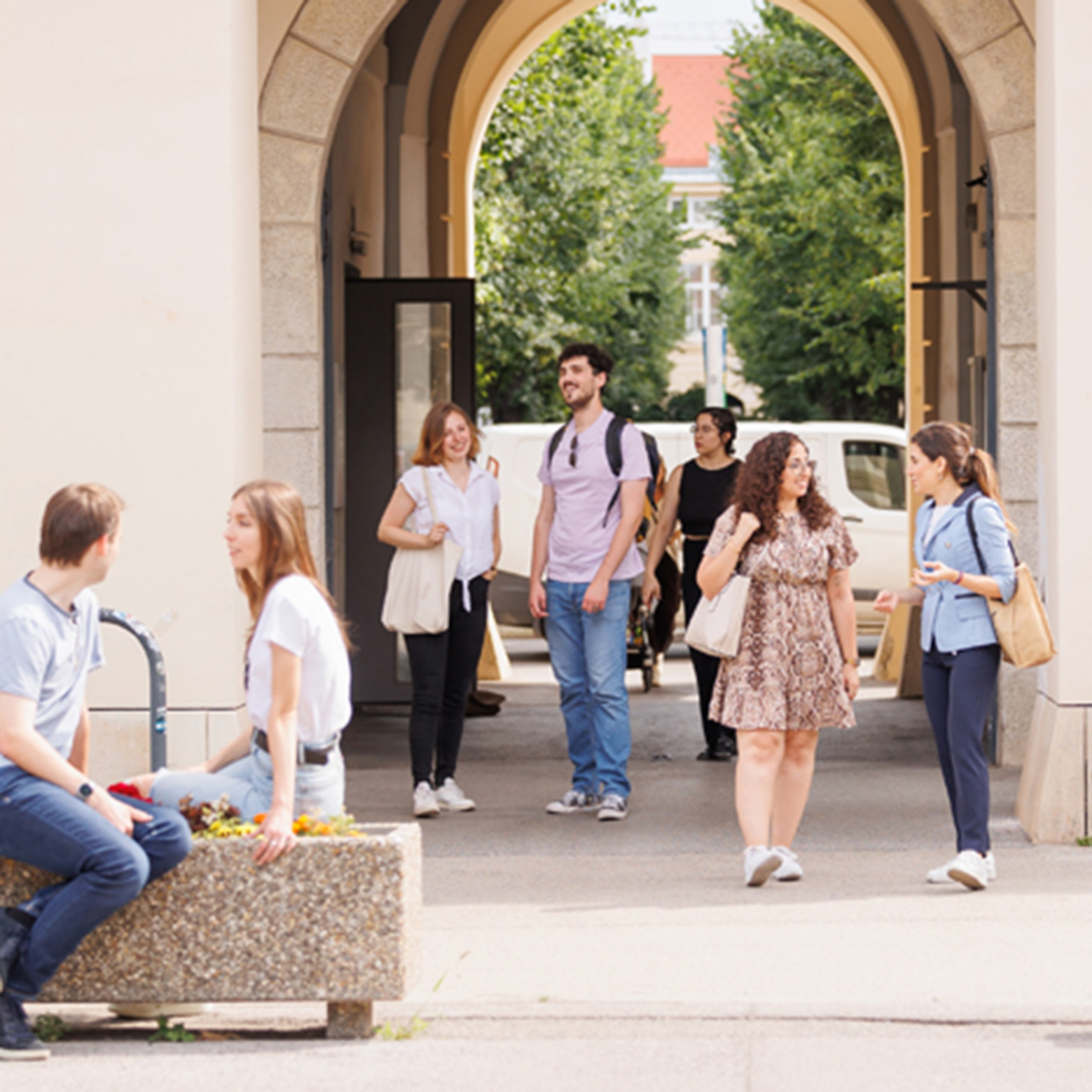 Studierende betreten dem Campus der Universität Wien